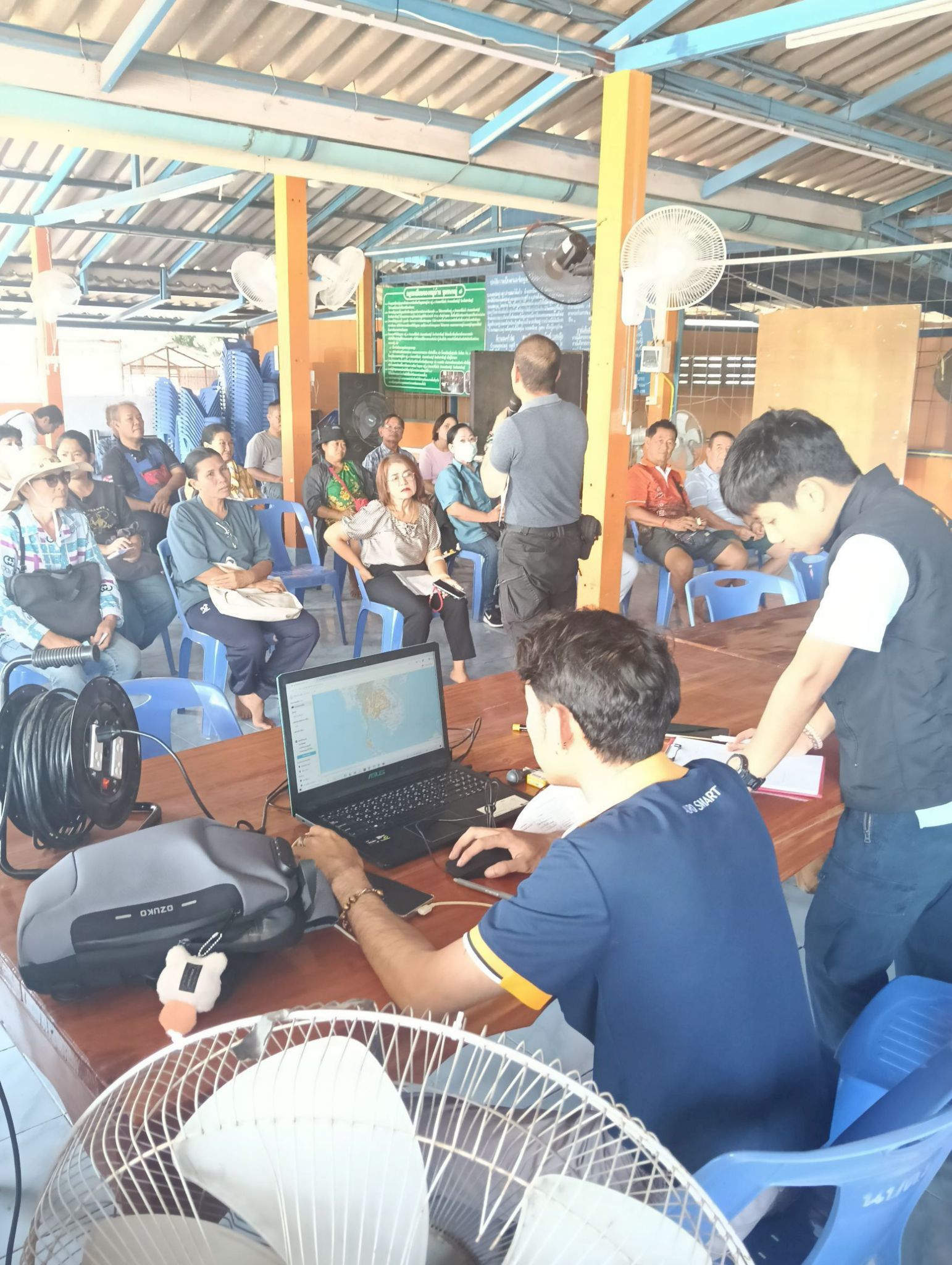 title - วันที่ 3 เมษายน 2569 นายวิทูล ประดิษฐ์บุญ ปฏิรูปที่ดินจังหวัดปราจีนบุรี มอบหมายให้ นายลิขิต ผันผ่อน ผู้อำนวยการกลุ่มกฎหมาย พร้อมด้วย เจ้าหน้าที่ ส.ป.ก.ปราจีนบุรี ลงพื้นที่ออกศูนย์บริการเคลื่อนที่ “Mobile Unit”  ยื่นคำร้องทั่วไปและปรึกษาข้อกฎหมายที่เกี่ยวข้องกับการปฏิรูปที่ดิน ณ เขาไม้แก้ว อำเภอกบินทร์บุรี จังหวัดปราจีนบุรี